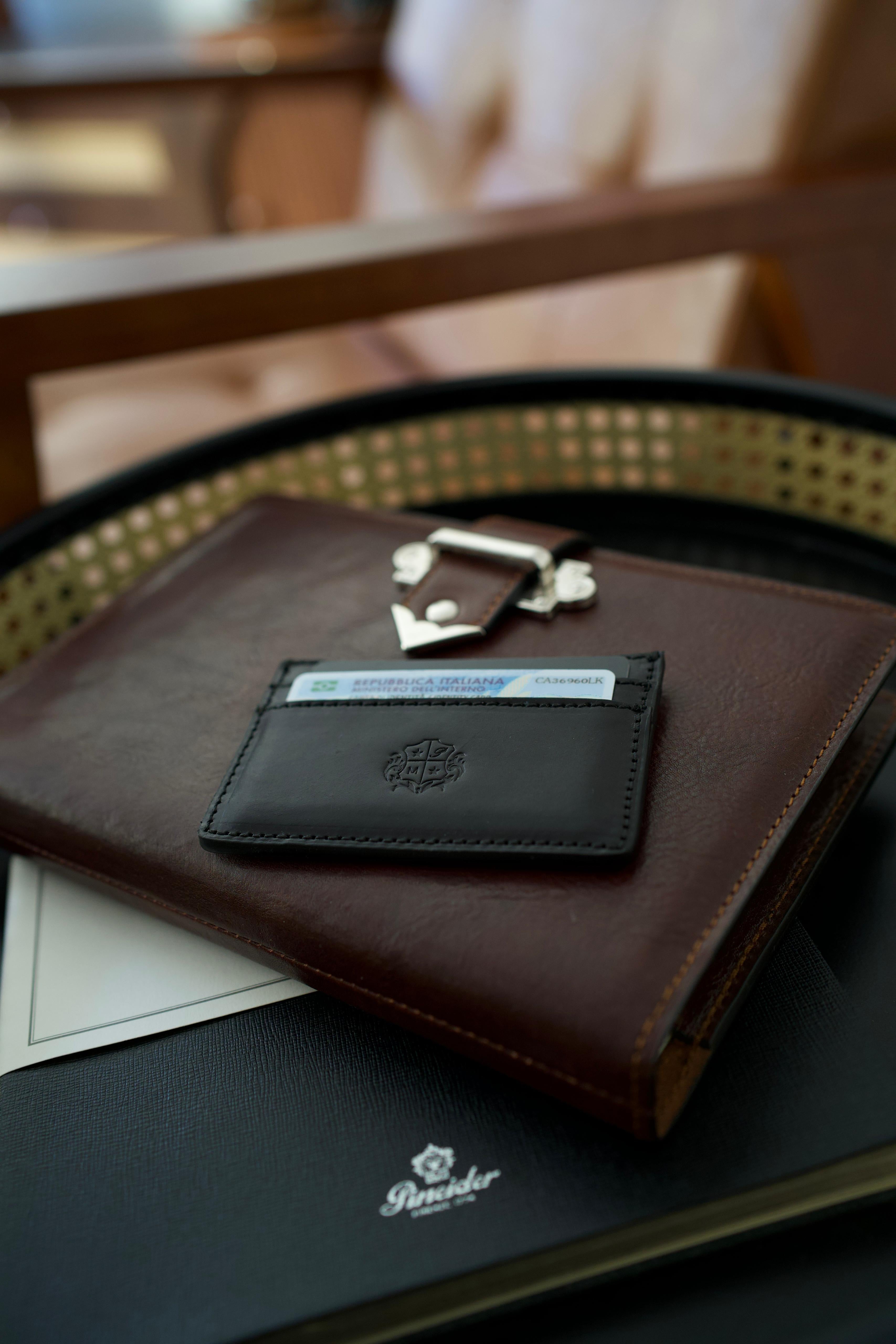 Detailaufnahme der Sattlernaht an einem Leder Portmonee, Qualitätssicherung eines handgefertigten Cardholder Accessoires.