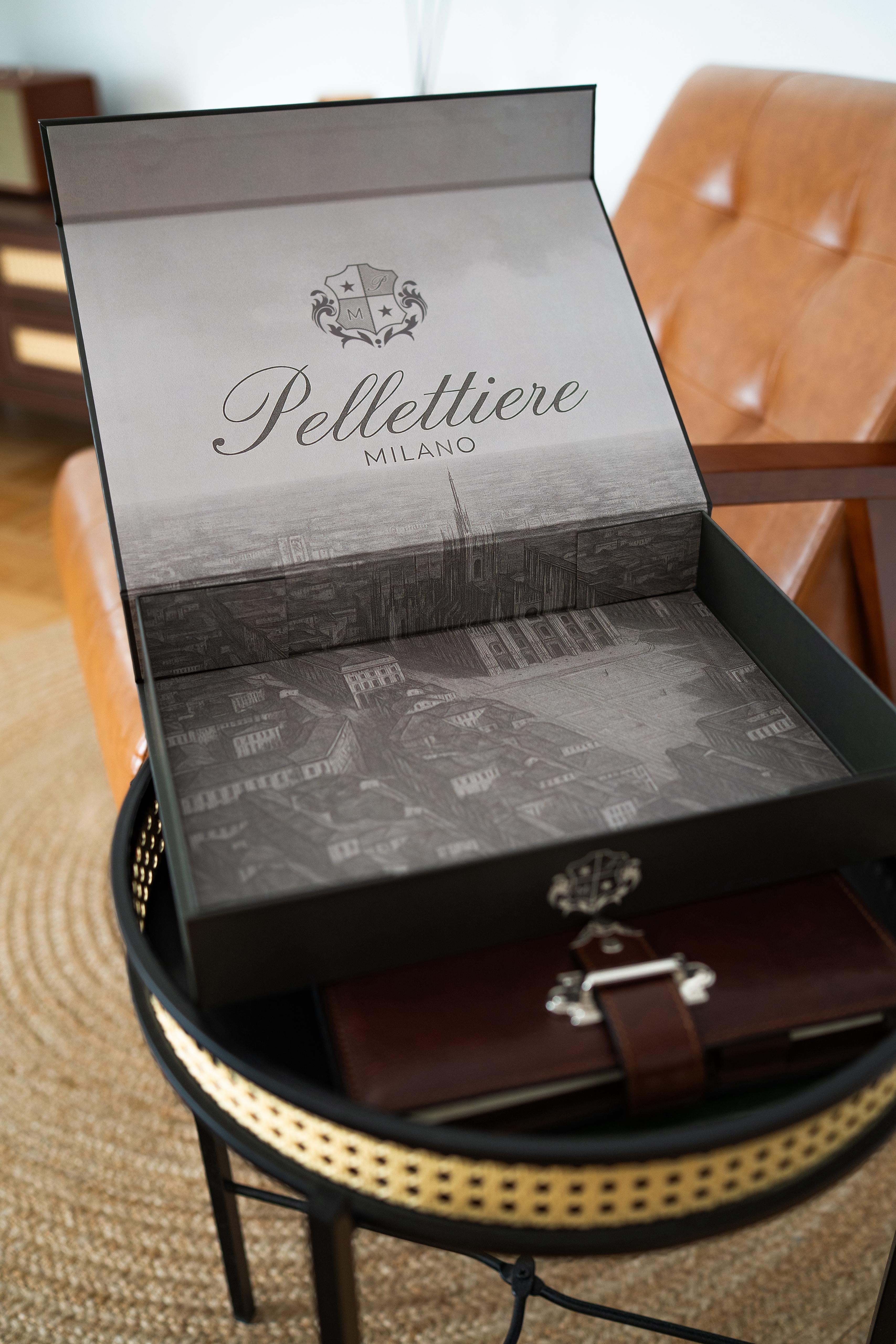 Edle dunkle Grüne  Geschenkbox für Herren-Accessoires von Pellettiere Milano, luxuriöse Verpackung für Leder Portmonee oder Pouch.