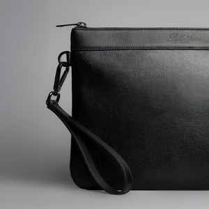 Detailansicht der Leder Tasche mit abnehmbarer Schlaufe, Karabiner und feiner Lederstruktur der Pouch.