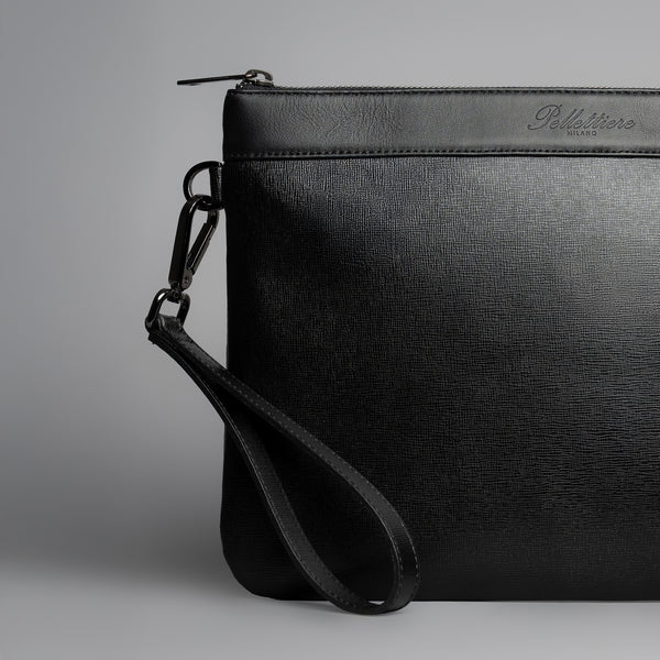 Detailansicht der Leder Tasche mit abnehmbarer Schlaufe, Karabiner und feiner Lederstruktur der Pouch.