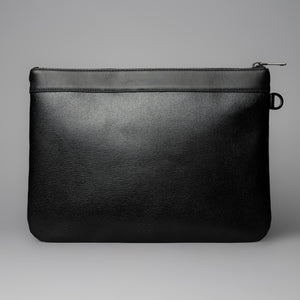 Rückseite der minimalistischen Leder Tasche, cleane Optik einer schwarzen Pouch für Herren.