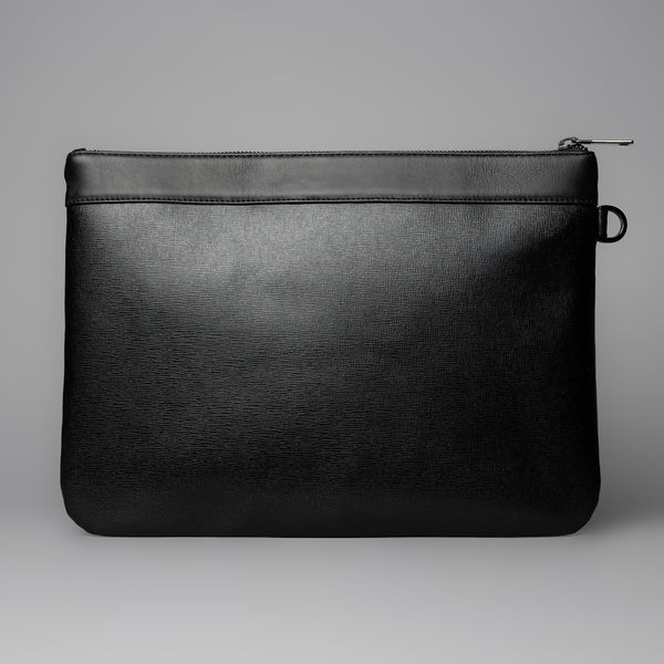 Rückseite der minimalistischen Leder Tasche, cleane Optik einer schwarzen Pouch für Herren.