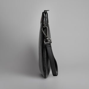 Schmale Herren Tasche von der Seite, flaches Design der Leder Pouch, ideal als Dokumententasche oder Organizer.