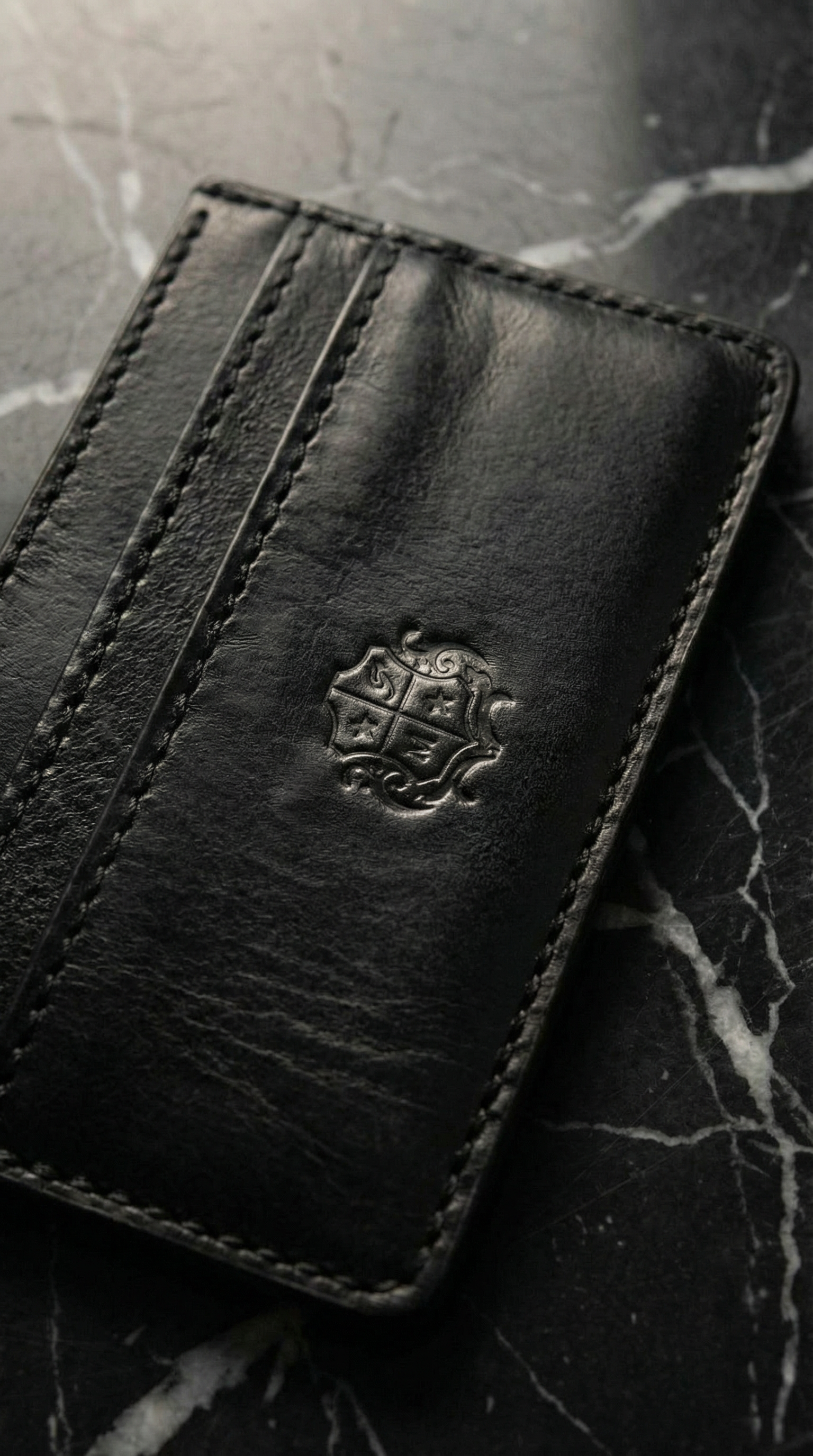 Moderner Business-Look für Herren mit schmalem Leder Portmonee in Schwarz, handgenähtes Accessoire passend zum eleganten Mantel.