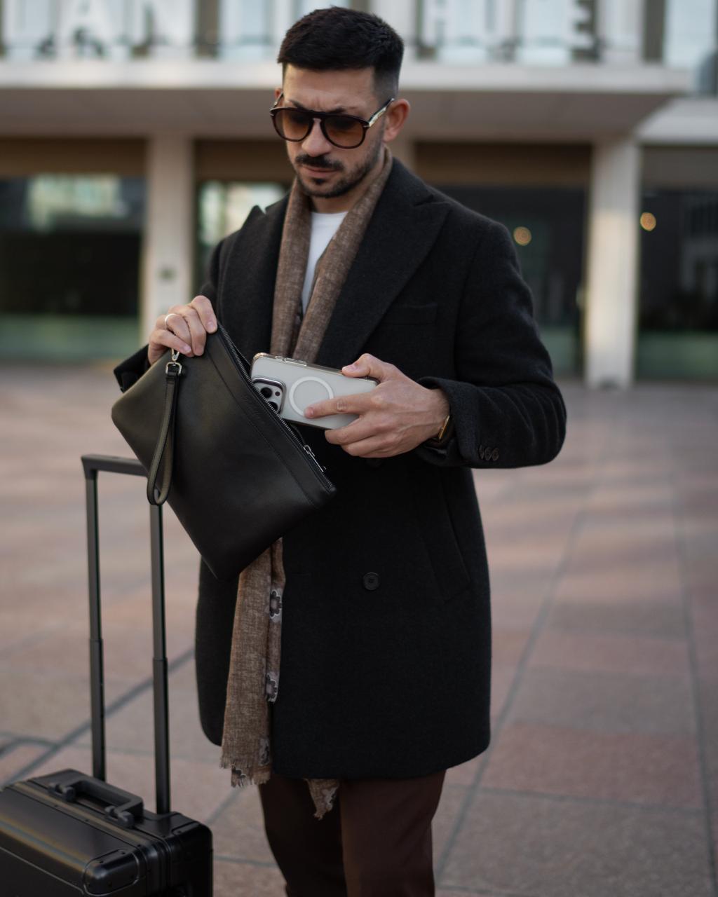 Souveräner Auftritt mit der Leder Pouch für Herren, handgenähte Dokumententasche für Business-Termine und Meetings.