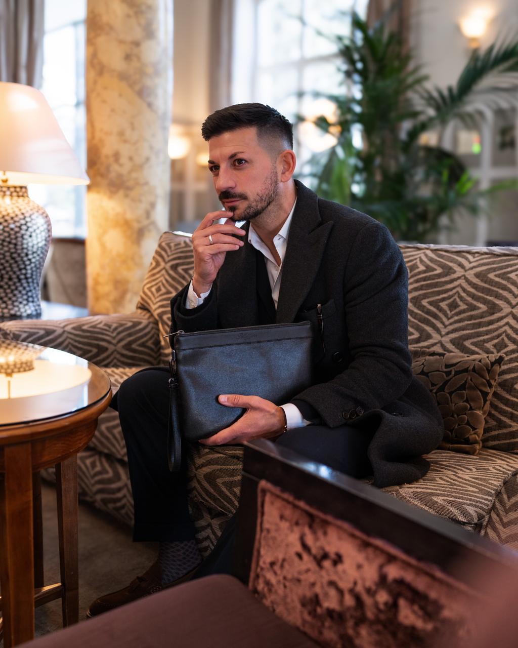 Die Leder Pouch als smarter Begleiter, elegante Herren Clutch für Smartphone, Schlüssel und Portmonee im Business-Alltag.