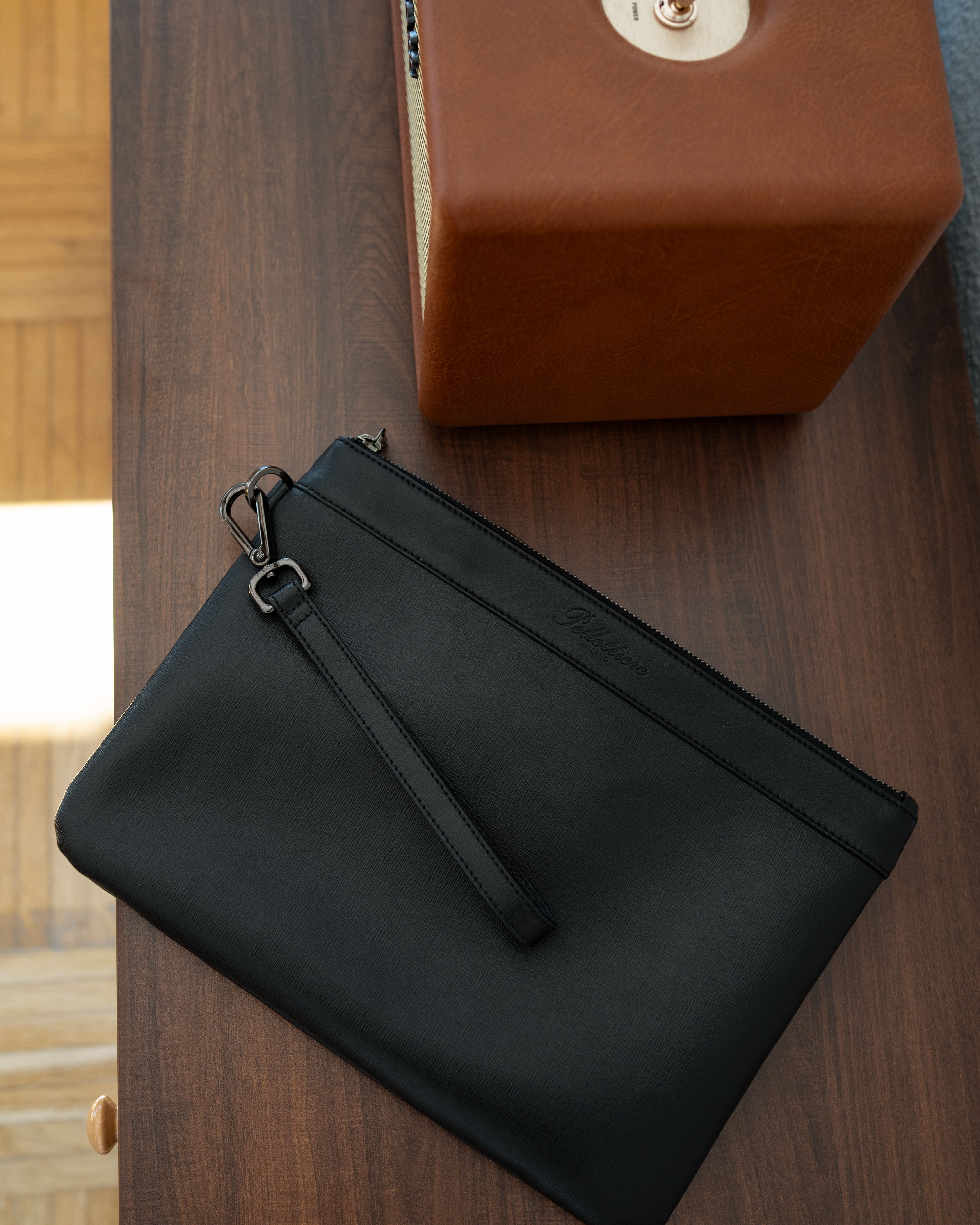 Minimalistische Pouch für Männer von Pellettiere Milano, flache Leder Clutch in Schwarz als elegantes Accessoire zum Anzug.